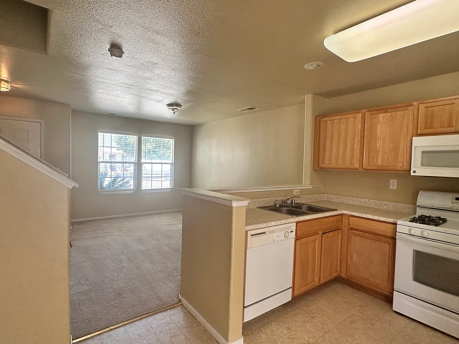 3 bed, 1617 sqft, $1,850 — Photo 2