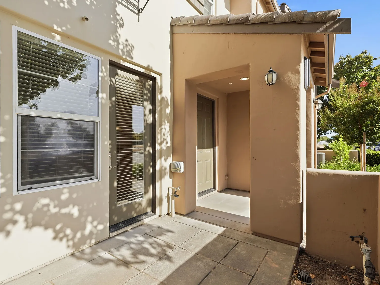 3 bed, 2.5 bath, 1576 sqft, $2,450 — Photo 3