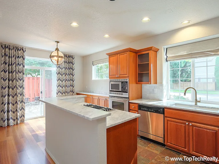 504 NE Caden Ave — Photo 9