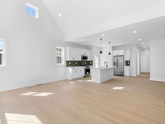 4th image of 930 Glass St