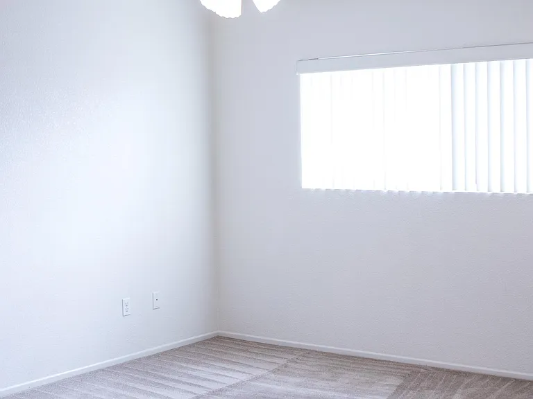 Middle bedroom (2nd floor)