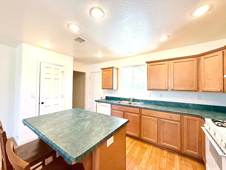 1415 Lakeview Rd — Photo 5