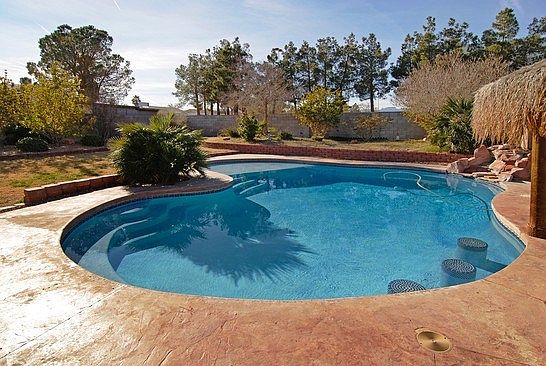 Oasis pool - swim up bar!