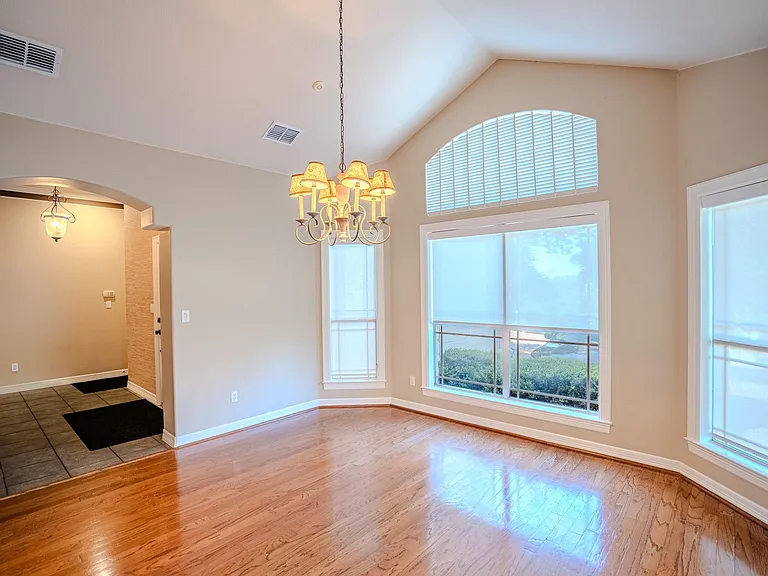 218 Hazeltine Dr — Photo 5