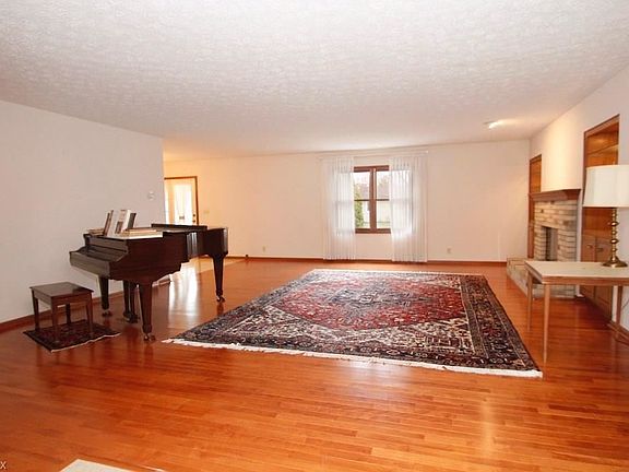 4th image of 620 Wellesley Cir