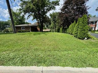 37 E Cambridge Dr, Oak Brook, IL 60523