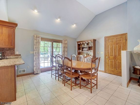 5th image of 180 Mill Ln
