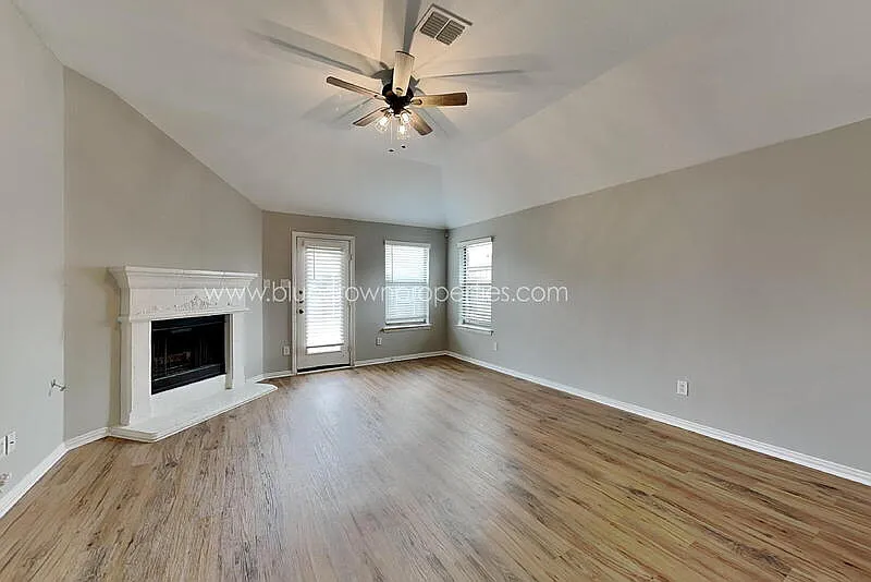 4 bed, 2.0 bath, 2110 sqft, $2,375 — Photo 3