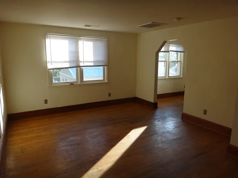 118 E Lee St — Photo 3