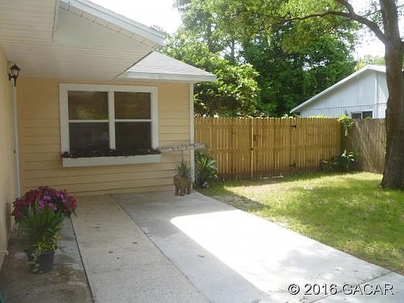 Entrance to side yard