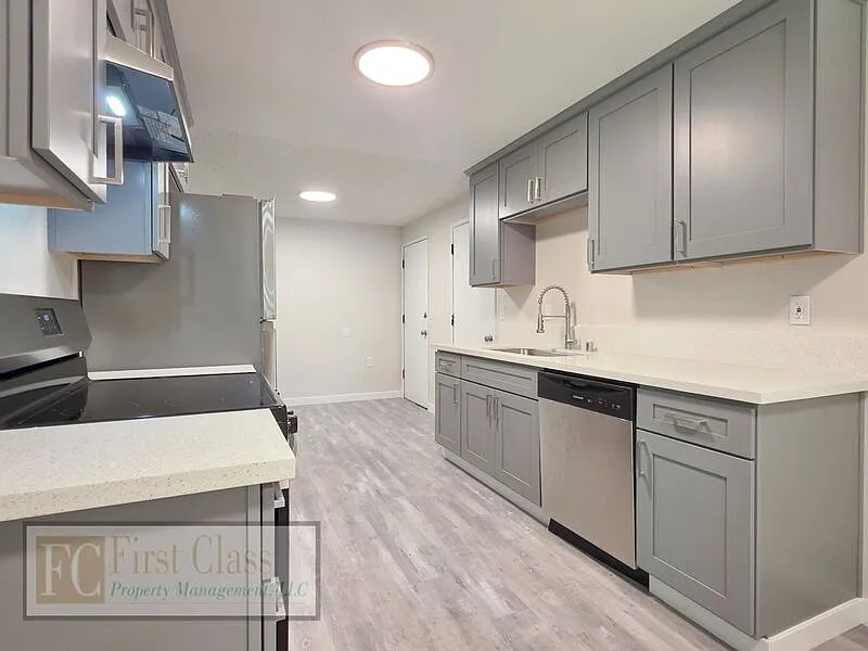 3 bed, 2.0 bath, 1084 sqft, $2,595 — Photo 3