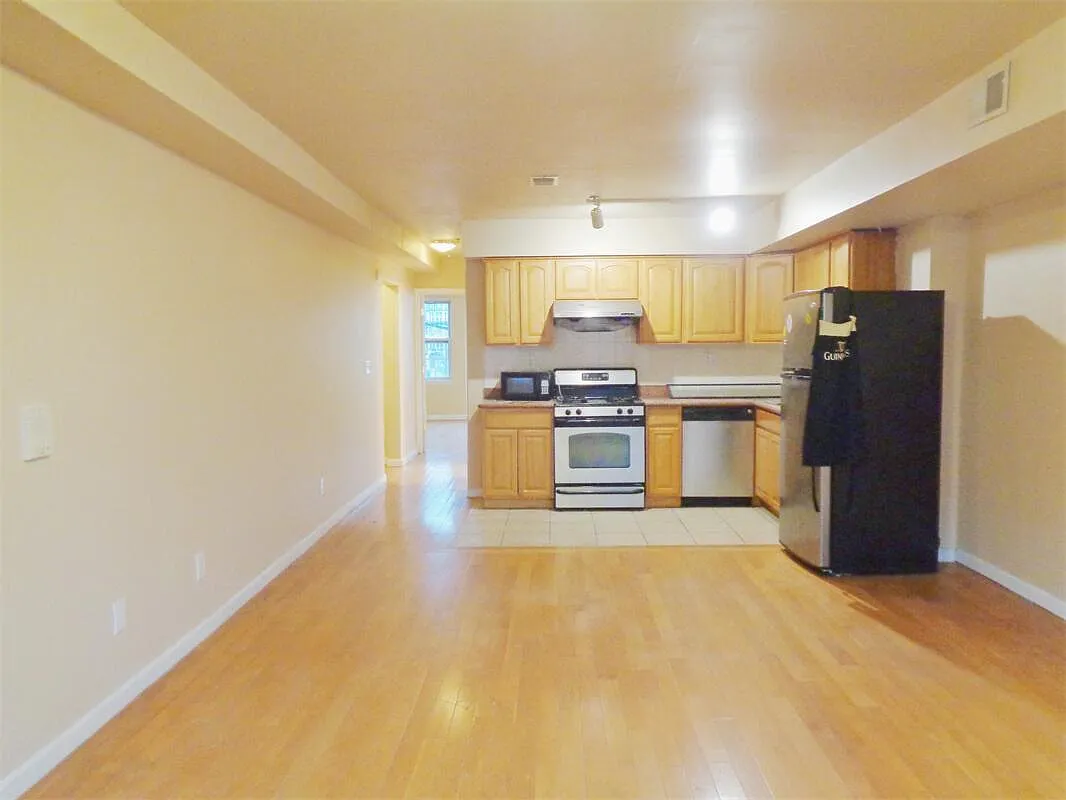 3 bed, 3.5 bath, 1700 sqft, $2,400 — Photo 1