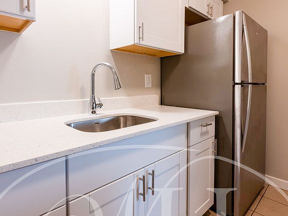 4th image of 829 S 2nd Ave #5