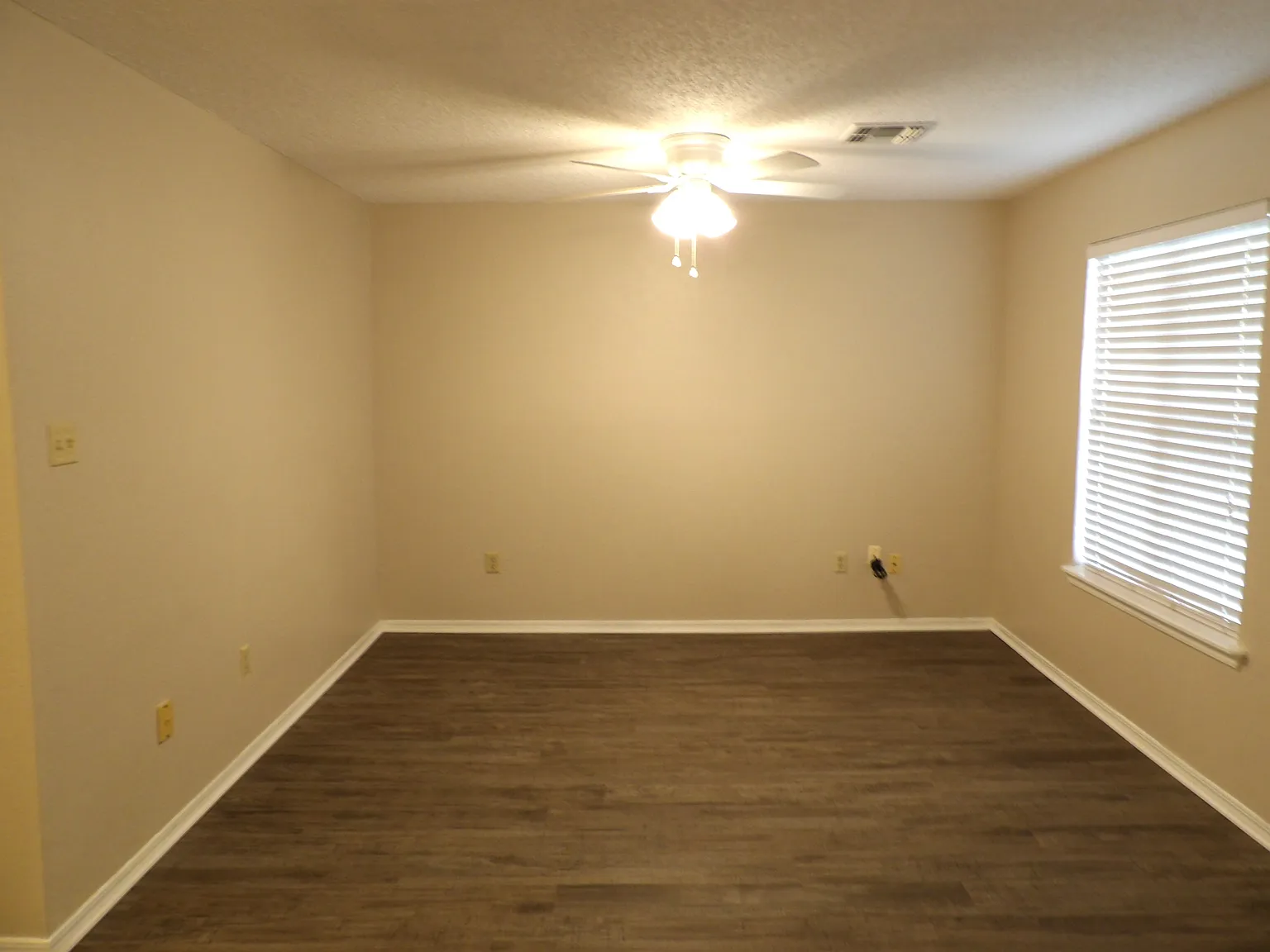 3 bed, 1.5 bath, 1080 sqft, $1,295 — Photo 3