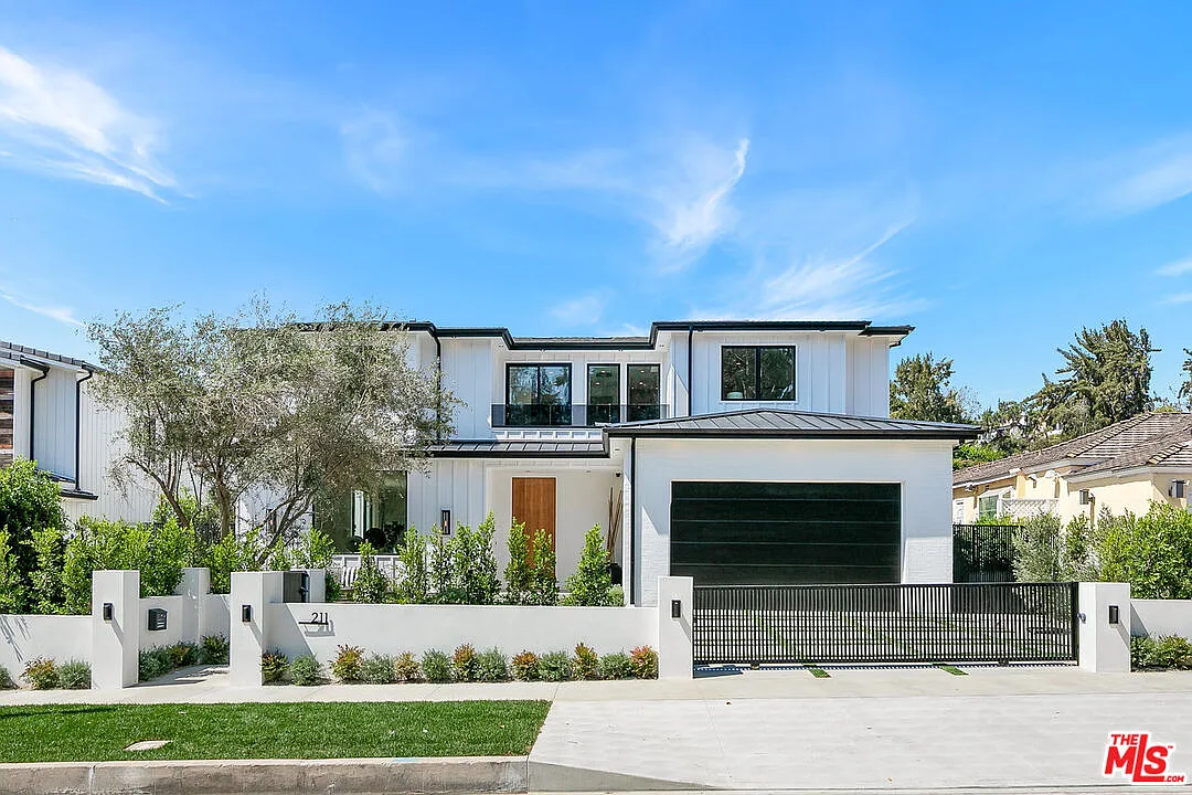 6 bed, 6.5 bath, 5317 sqft, $40,000 — Photo 1