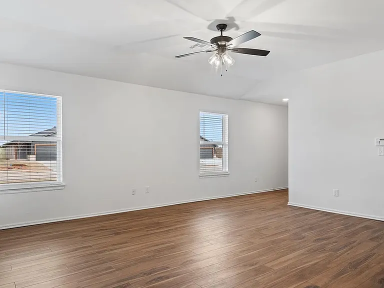 420 N Canyon Ter — Photo 2