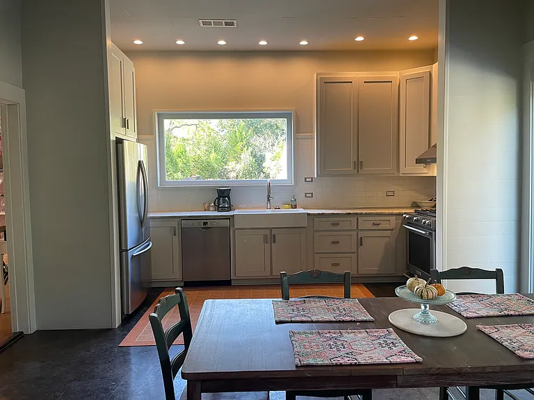 White Cir — Photo 5