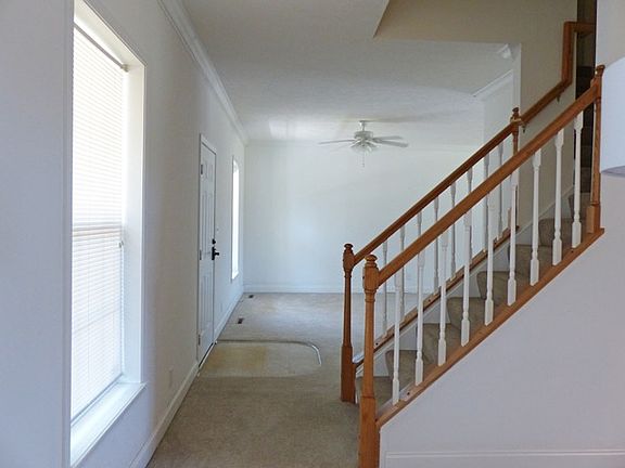 From dining room in to living area