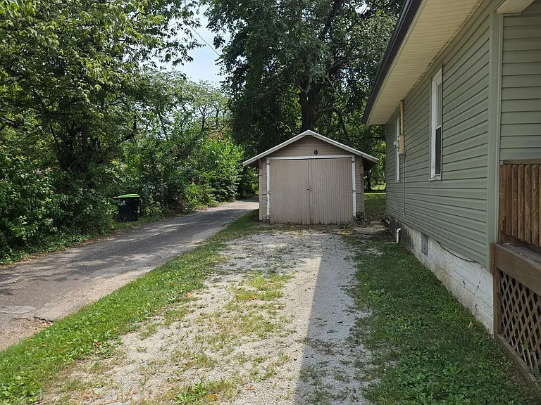 1522 W High St — Photo 11