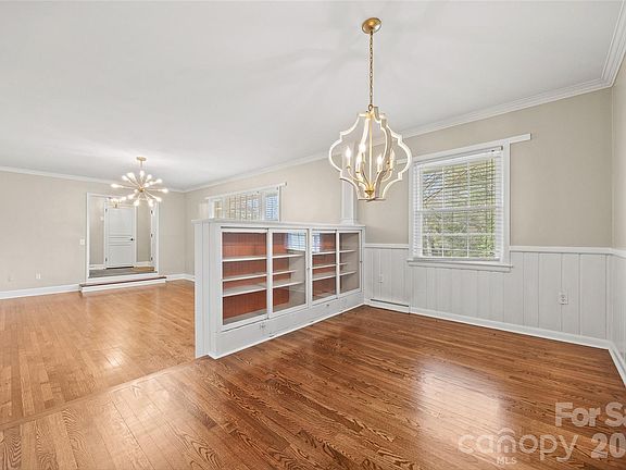 5th image of 946 Scotch Dr