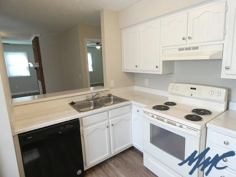 1210 Hamilton Dr — Photo 5