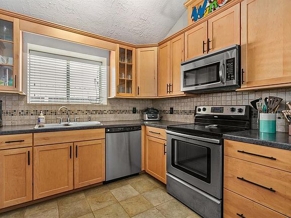 Great kitchen open to the family and dining space