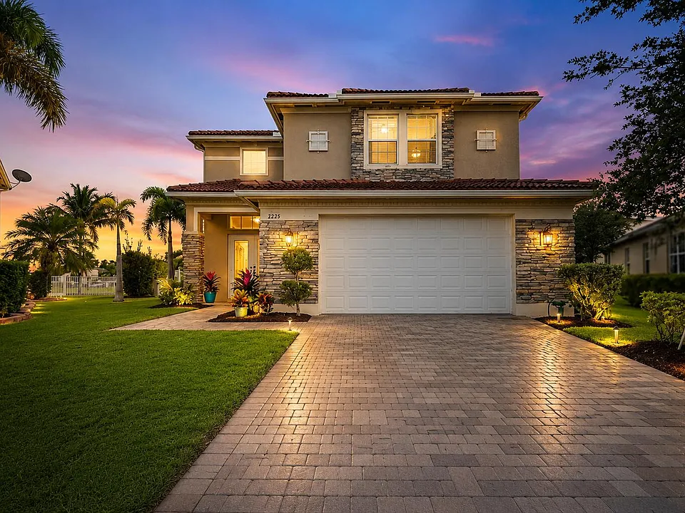 2335 NW Via Della Ct