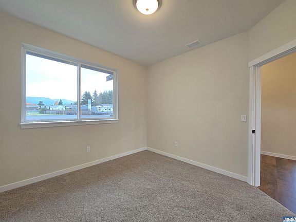 5th image of 37 Kates Ct