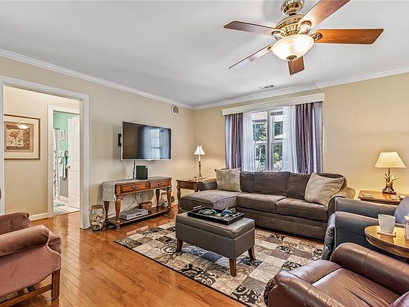 3rd image of 8185 Manor Dr