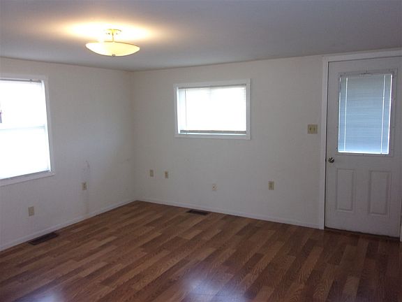 2nd image of 806 W 11th St