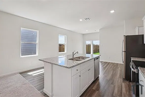 3 bed, 1471 sqft, $2,450 — Photo 4