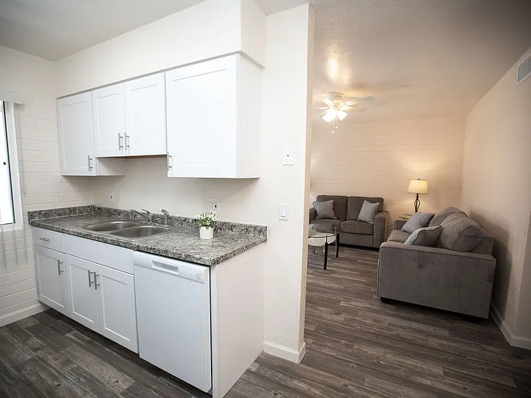 University Gardens Apartments — Photo 7