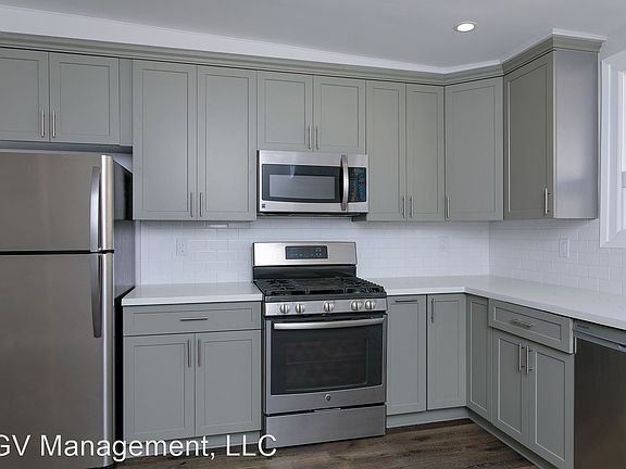 4th image of 677 S Lake Ave APT I