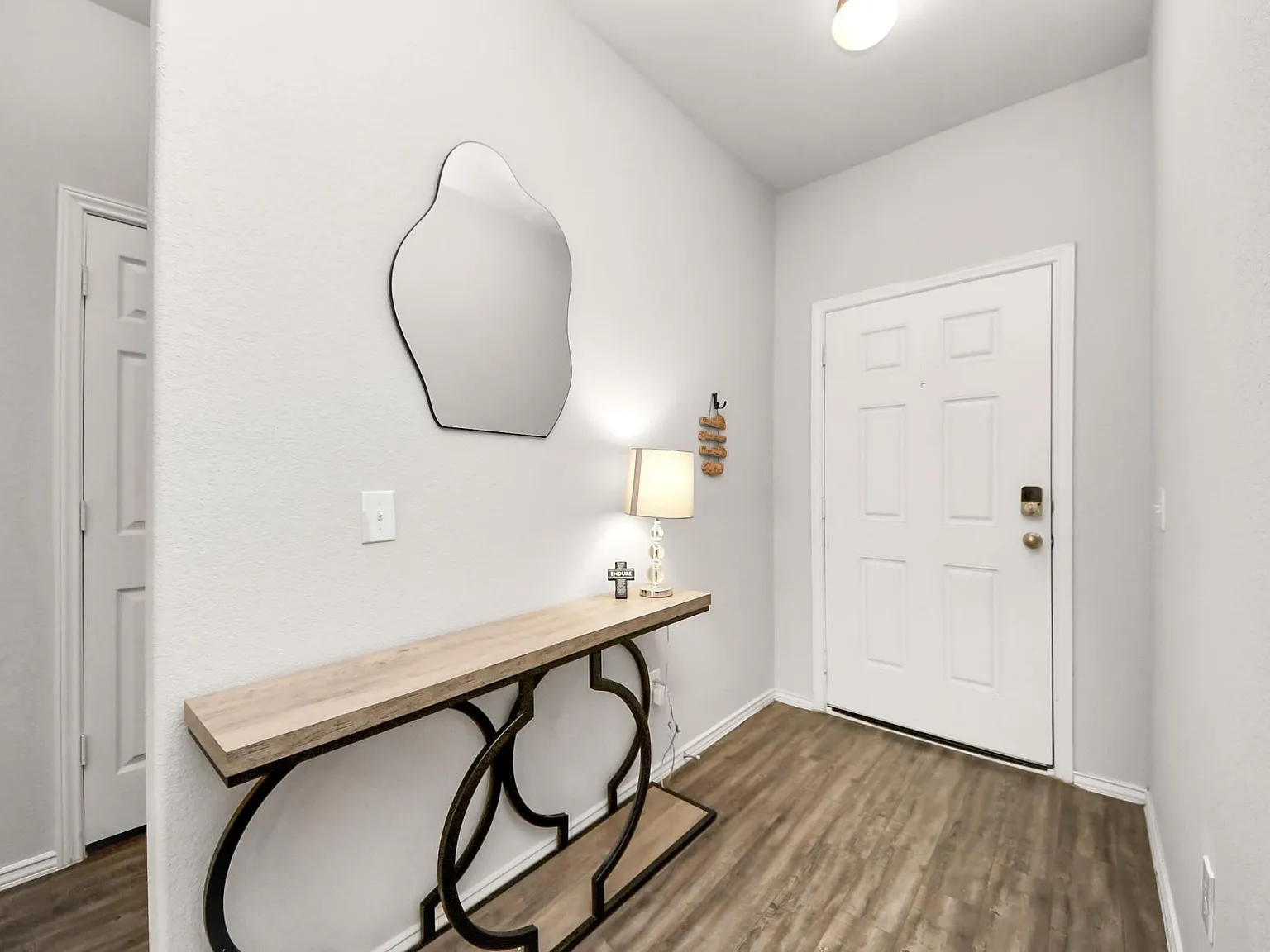 3 bed, 2.0 bath, 1699 sqft, $2,150 — Photo 3