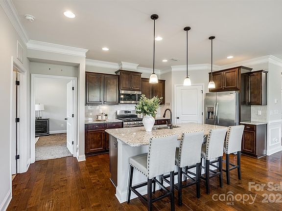 5th image of 124 Rosebay Dr
