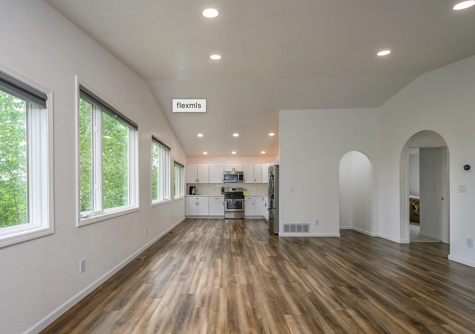 Beautifully updated modern home with detached garage! — Photo 2
