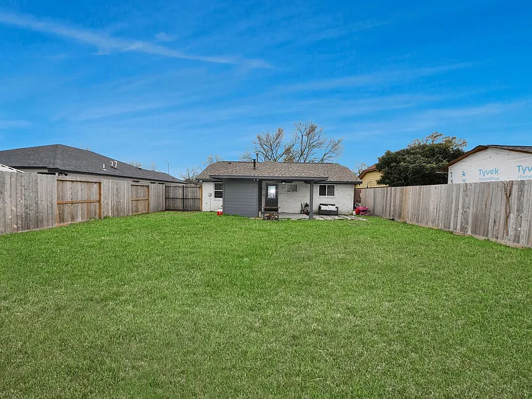 834 Ellington St — Photo 31