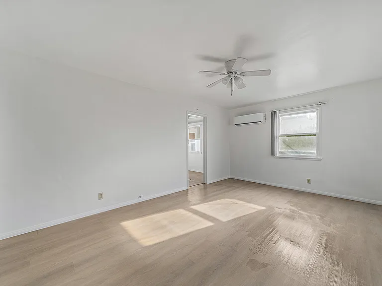 885 N Huntington St — Photo 19