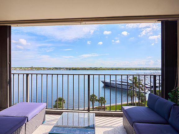 4th image of 124 Lakeshore Drive #829