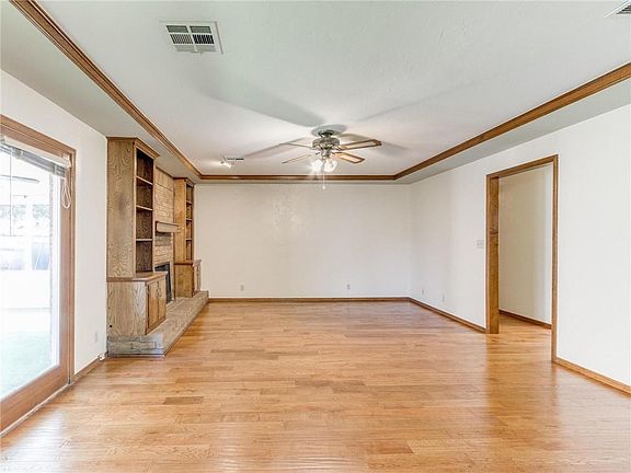 5th image of 2108 E Hills Dr