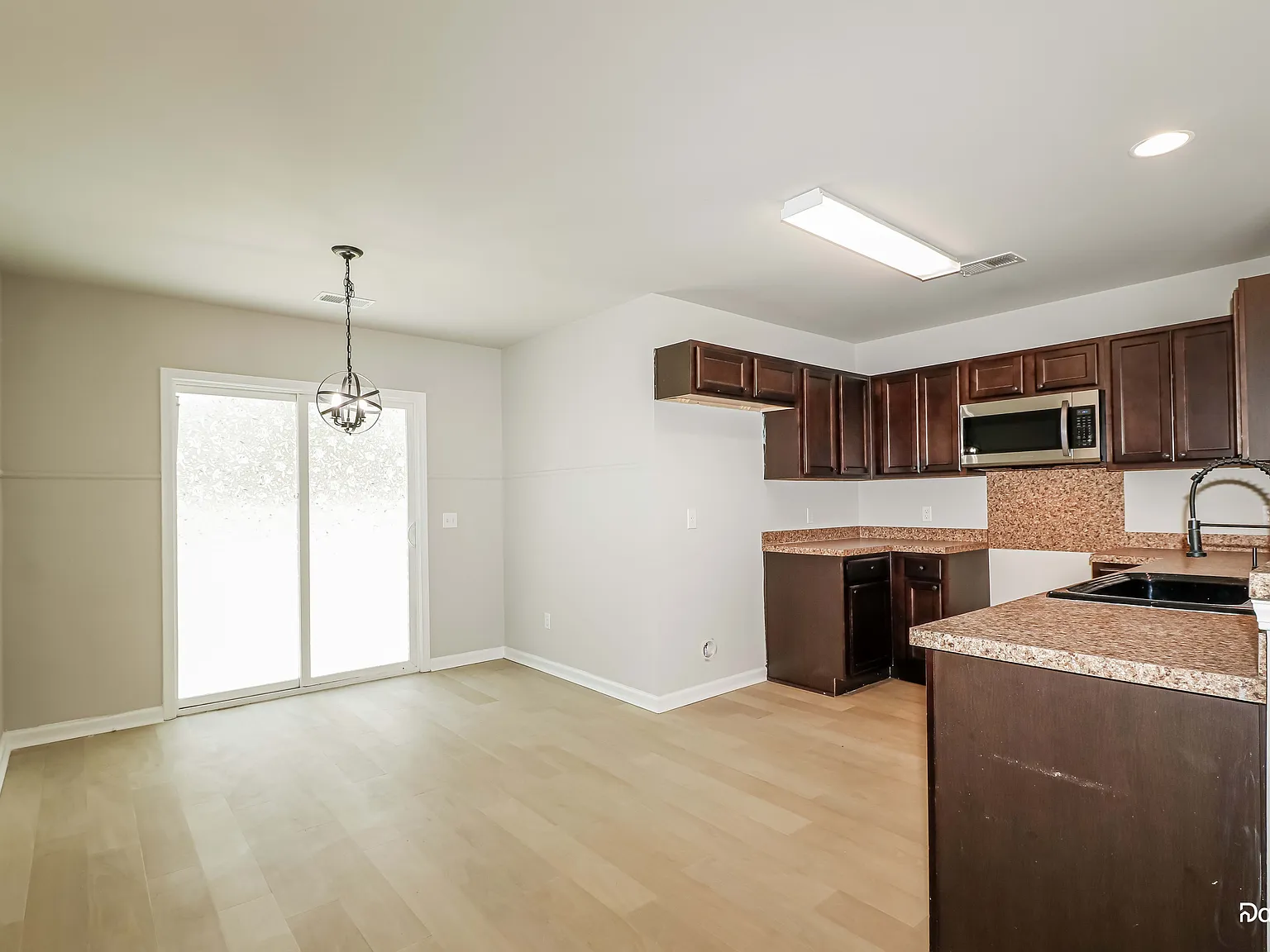 3 bed, 2.0 bath, 1246 sqft, $2,205 — Photo 4