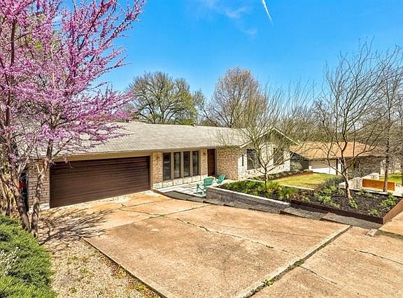 3rd image of 2408 Loyola Ln
