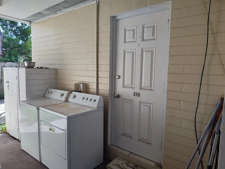 318 N Oleander Ave — Photo 18