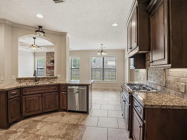 536 Stephen F Austin Dr — Photo 10
