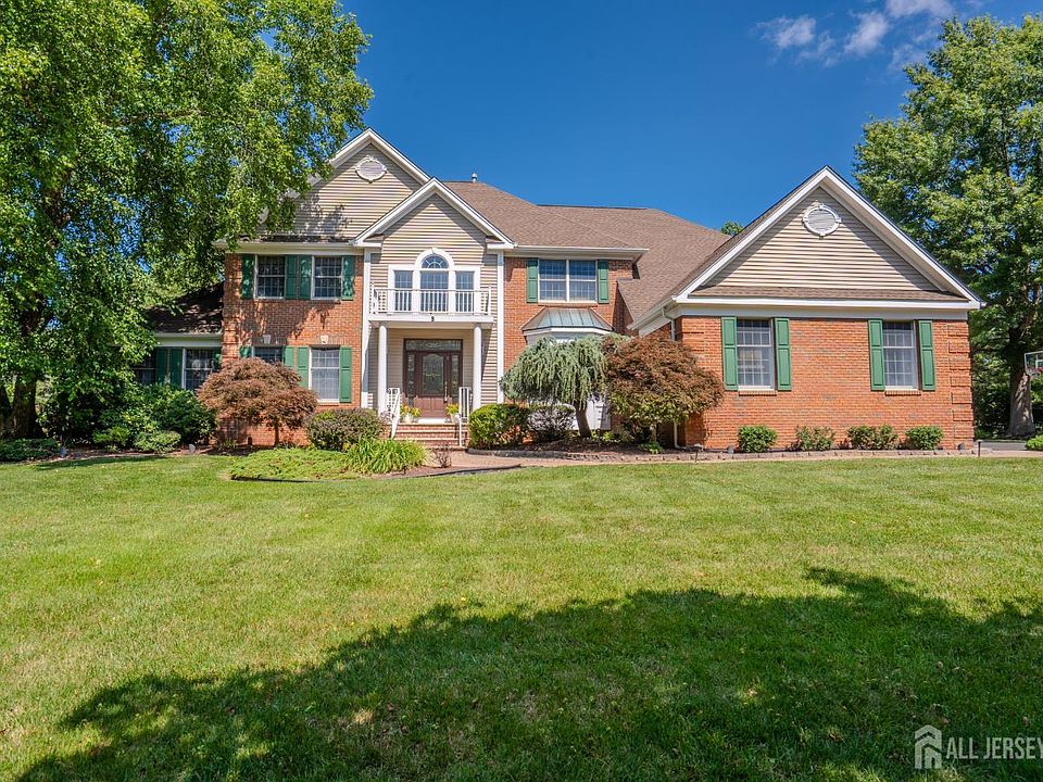 1st image of 8 Marian Dr