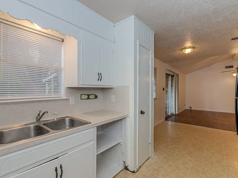 450 Norvell St — Photo 8