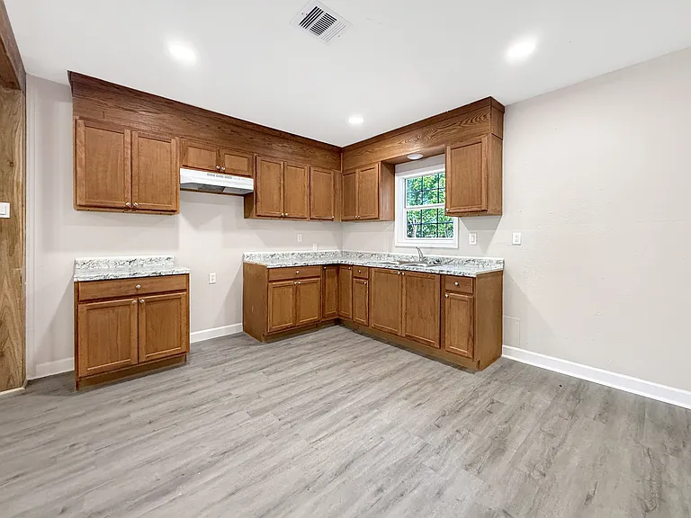 304 Stimpson St — Photo 4
