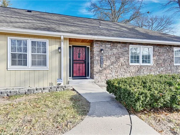 9615 Summit St, Kansas City, MO 64114