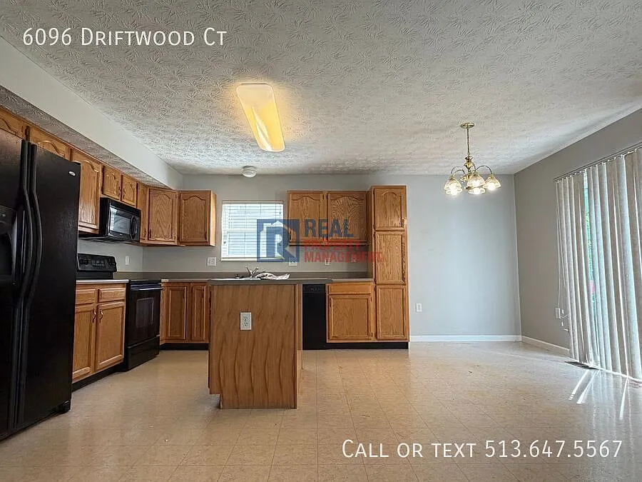 Spacious and Modern 5 BR Home — Photo 4