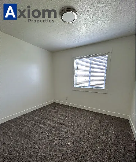 Beautiful 3 bedroom 1 bathroom apartment available now! — Photo 24